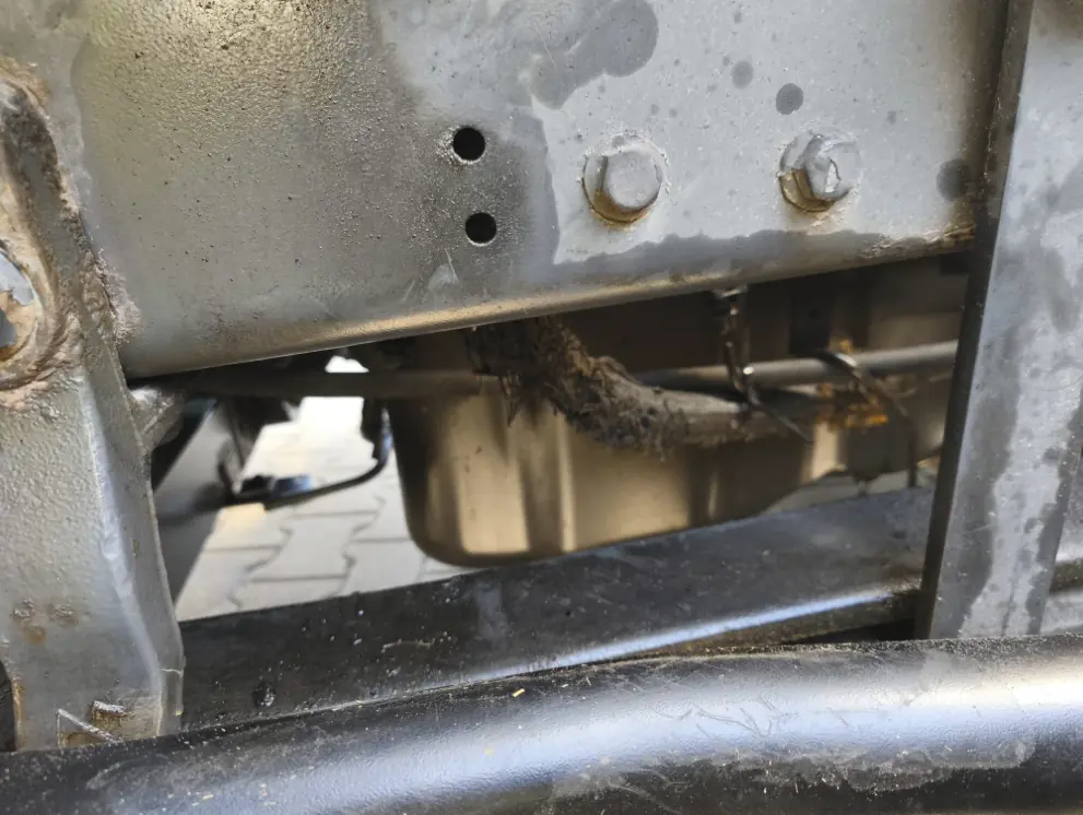 Underside of the DAF with traces of power steering fluid on the chassis