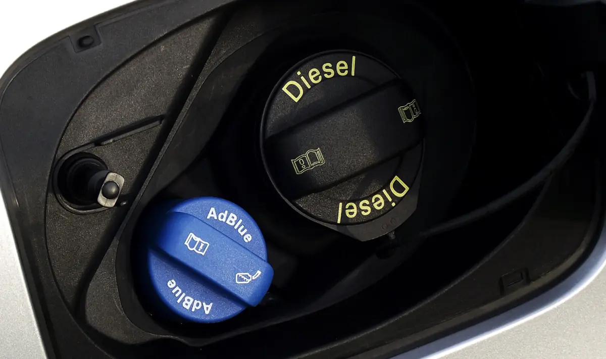 Illustration: blue AdBlue filler cap next to the diesel filler cap behind the fuel flap