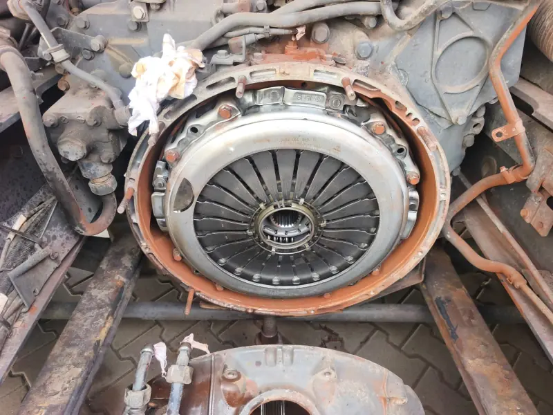 Clutch pressure plate on the flywheel after the gearbox was removed from the truck